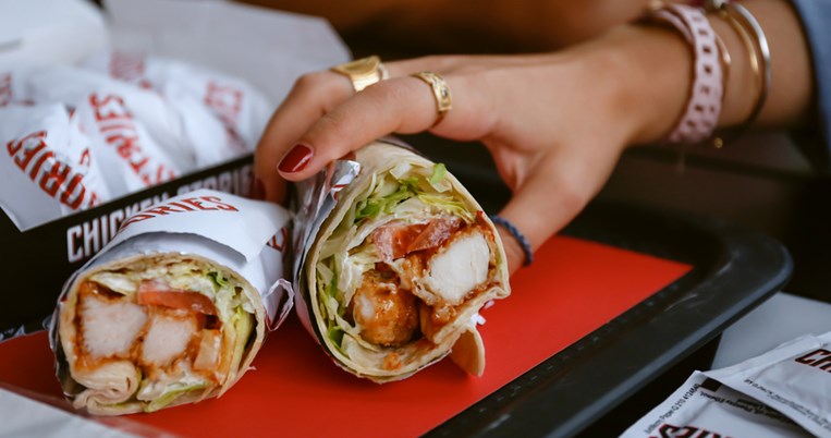 Μα τι έχει τέλος πάντων αυτό το κοτόπουλο στα Chicken Stories και όλοι τρέχουν να το δοκιμάσουν;