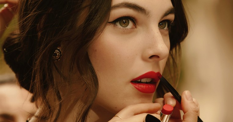 Αυτό είναι το ένα λάθος που κάνεις με το κραγιόν σου και σου προσθέτει χρόνια