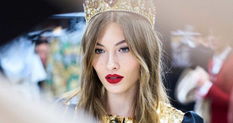 Το σχολείο της Vogue σου μαθαίνει τον εύκολο τρόπο να διορθώσεις το σχήμα των φρυδιών σου