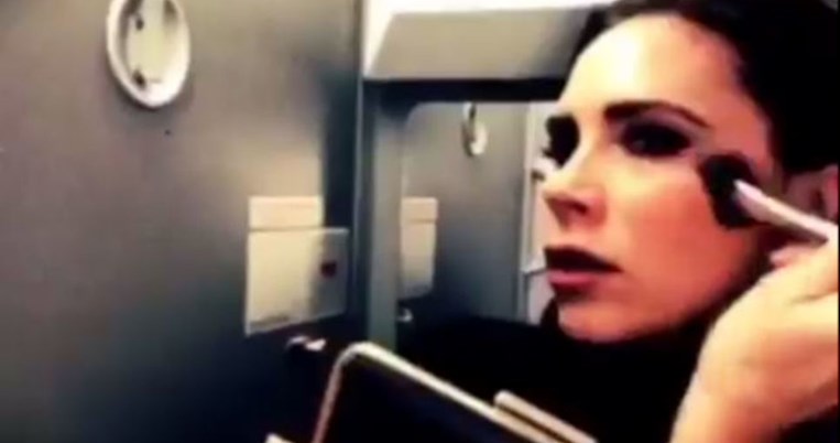 Το μυστικό τρικ της Βικτόρια Μπέκαμ για τη 2λεπτη ανανέωση του μακιγιάζ της στο αεροπλάνο 