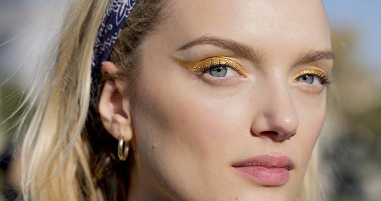 Ο τρόπος που μακιγιάρουμε τα μάτια μας στις φετινές γιορτές έχει κρυμμένο άσο στο μανίκι 