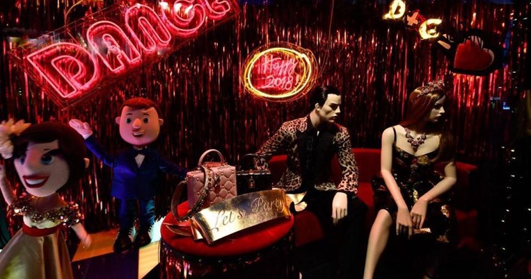 H νέα βιτρίνα του Harrods σε συνεργασία με τους Dolce & Gabbana είναι αντίδοτο στη μιζέρια