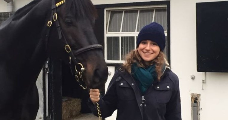 Η άγνωστη εγγονή του Σταύρου Νιάρχου, Ηλέκτρα, είναι η ανταγωνίστρια της Αθηνάς Ωνάση στην Ιππασία