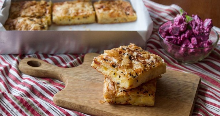 Η πανεύκολη τυρόπιτα με πίτες για σουβλάκια του Βασίλη Καλλίδη