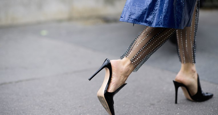 Ο Στάθης Σαμαντάς παρατηρεί τους άντρες να διαλέγουν ψηλά τακούνια 