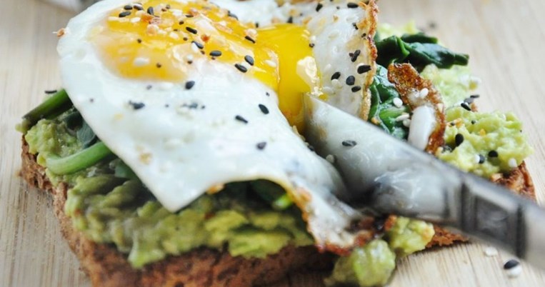 Τοστ με αβοκάντο. Η νέα γευστική μανία έχει πολλές παραλλαγές αλλά μία κορυφαία απόλαυση 