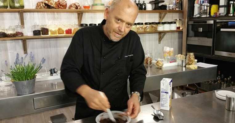 Η τηλεοπτική επιστροφή του Στέλιου Παρλιάρου. Σε ποιο κανάλι θα ξαναδούμε τον αγαπημένο σεφ;