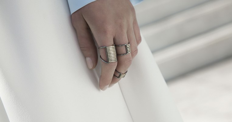 Γιάννης Σεργάκης: ο δημιουργός των μίνιμαλ κοσμημάτων που εντυπωσιάζουν μιλάει στο WomanTOC