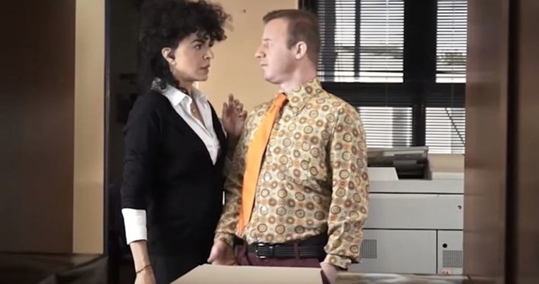 Τέσσερα νέα σποτ δείχνουν τη διαφορά μεταξύ κοπλιμέντου και σεξουαλικής παρενόχλησης