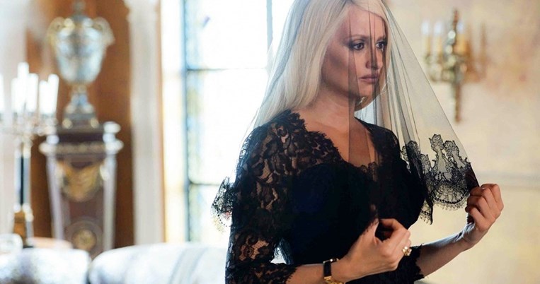 H Πενέλοπε Κρουζ είναι μία ανατριχιαστικά τέλεια Ντονατέλα Βερσάτσε