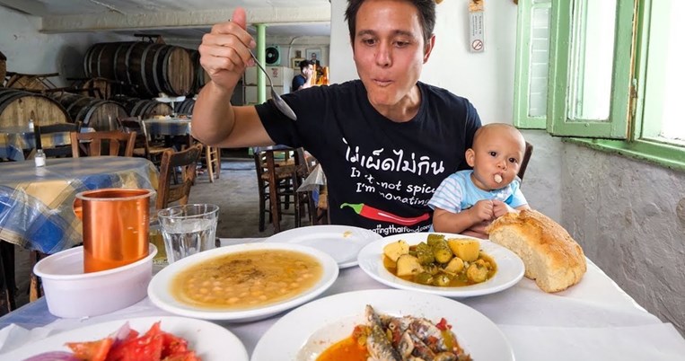 O Αμερικανός food blogger Mark Wiens ανακαλύπτει την αθηναϊκή κουζίνα και τρελαίνεται