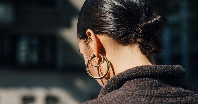 Αν δεν εντάξεις αυτό το αξεσουάρ στις καθημερινές σου εμφανίσεις, φέτος το χειμώνα, θα είσαι εκτός