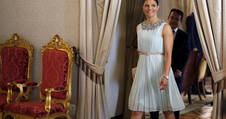 To έκανε ξανά. Η πριγκίπισσα Bικτόρια εμφανίστηκε με το πιο κομψό πουκάμισο από τα H&M