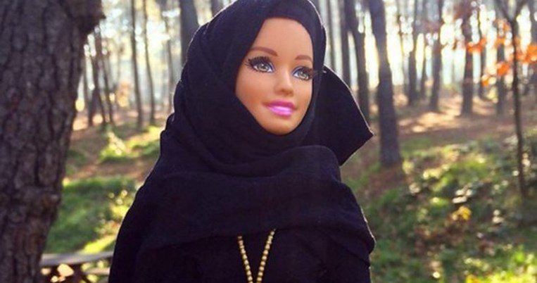 Hijarbie: Γνωρίστε την πρώτη Μουσουλμάνα Βarbie με δικό της λογαριασμό στο Instagram