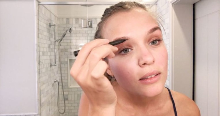 Ένα Αγγελάκι της Victoria's Secret σου δείχνει τον τρόπο να αποκτήσεις απαλά χείλη σε ένα λεπτό