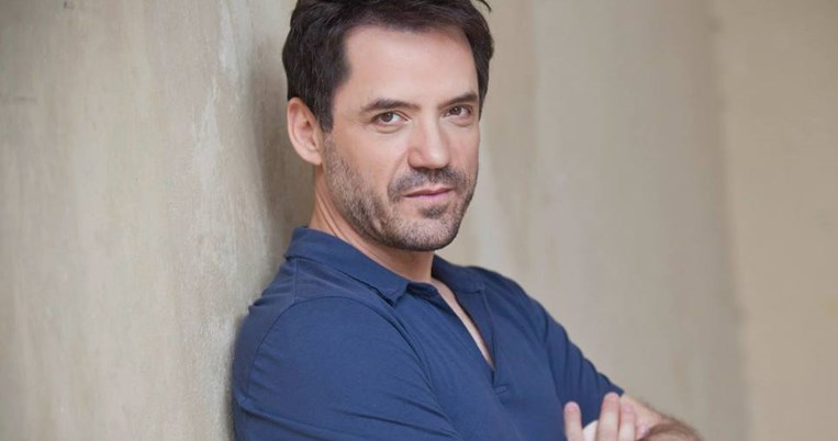 Μέσα στο σπίτι του Θάνου Καλλίρη στην Κηφισιά, μια μεζονέτα 270 τ.μ.