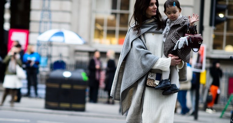 Όλες αγοράζουν, από τώρα, με μανία αυτό το «άσχημο» πουλόβερ των Χριστουγέννων 