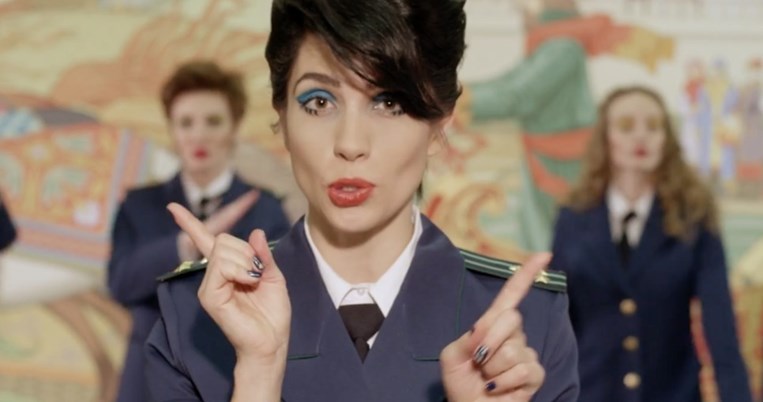 Το νέο, προκλητικό βιντεοκλίπ των Pussy Riot χλευάζει τον Γενικό Εισαγγελέα της Ρωσίας