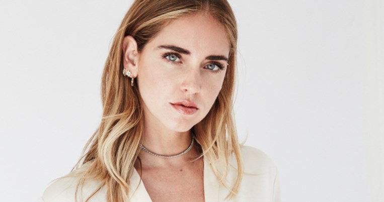 H Chiara Ferragni ποζάρει μόνο με το μαγιό της στον 6ο μήνα της εγκυμοσύνης της