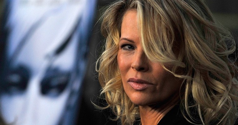 Μια γυναίκα άνω των 50 μοιράζεται το μυστικό κόλπο για τέλεια, νεανικά μαλλιά με λάμψη