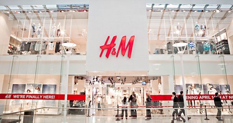 Τα H&M αναγκάστηκαν να αποσύρουν μπλούζα μετά από έντονες διαμαρτυρίες καταναλωτών