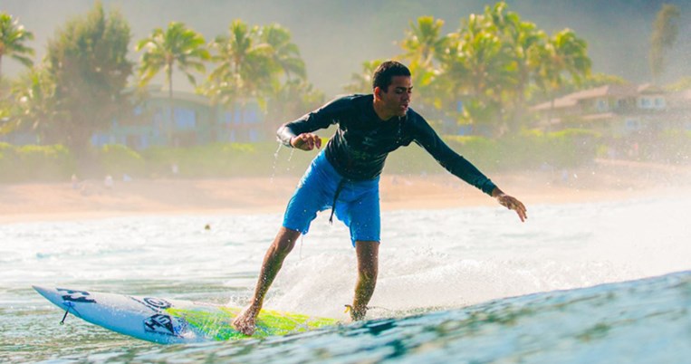 Τυφλός σέρφερ κάνει το όνειρό του πραγματικότητα και δαμάζει τα κύματα