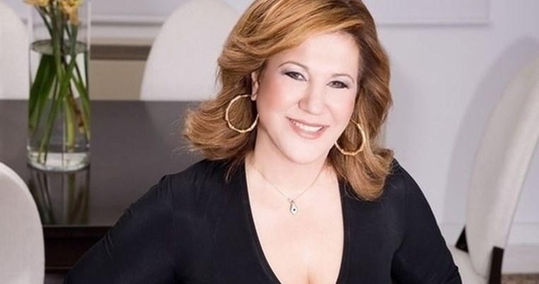 Η Δέσποινα Μοιραράκη δείχνει τη διακόσμηση του σπιτιού της στα νότια προάστια