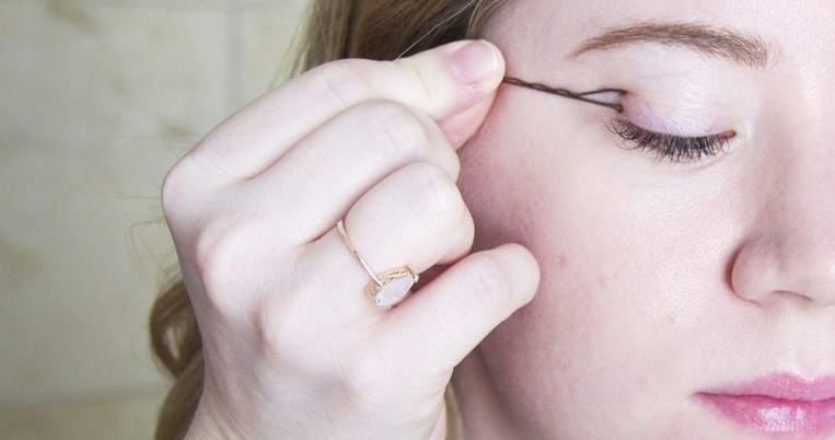 Δοκίμασα το κόλπο με το τσιμπιδάκι για να πετύχω το τέλειο σχήμα στο eyeliner και εντυπωσιάστηκα