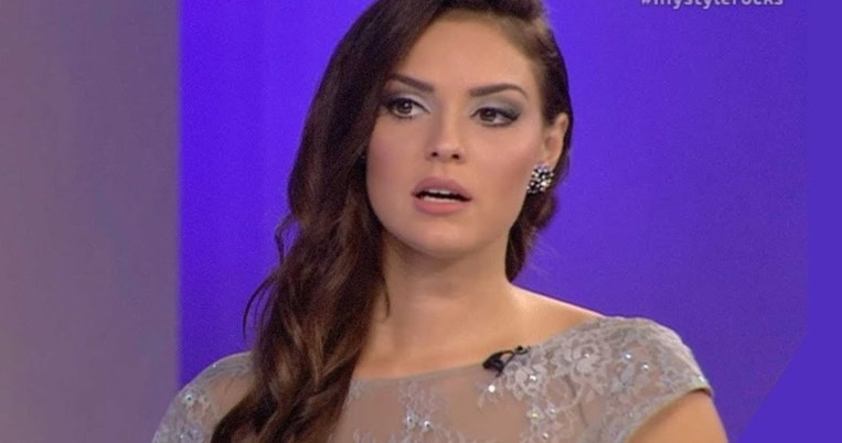 «Με τη Ραμόνα έχω καλές σχέσεις». Η Βρισιήδα Aνδριώτου ανοίγει το σπίτι της 