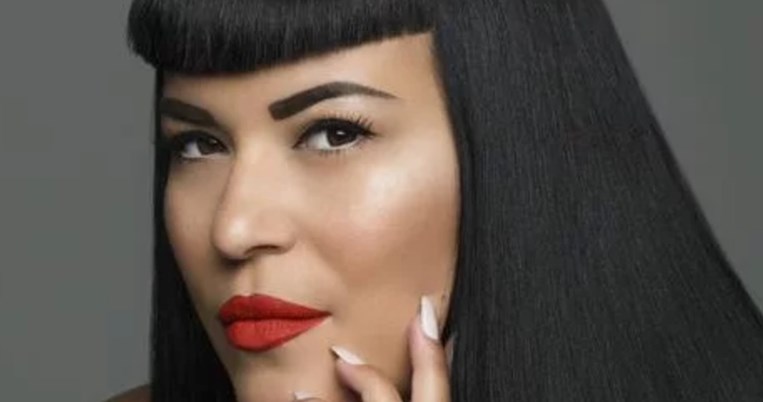 Η Μάγδα Αναστασοπούλου δοκιμάζει το νέο προϊόν για φρύδια, το Tattoo Brow της Maybelline