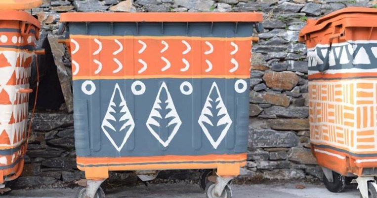 Άνδρος: Ζωγράφισαν τους κάδους σκουπιδιών και άλλαξαν την εικόνα του χωριού τους