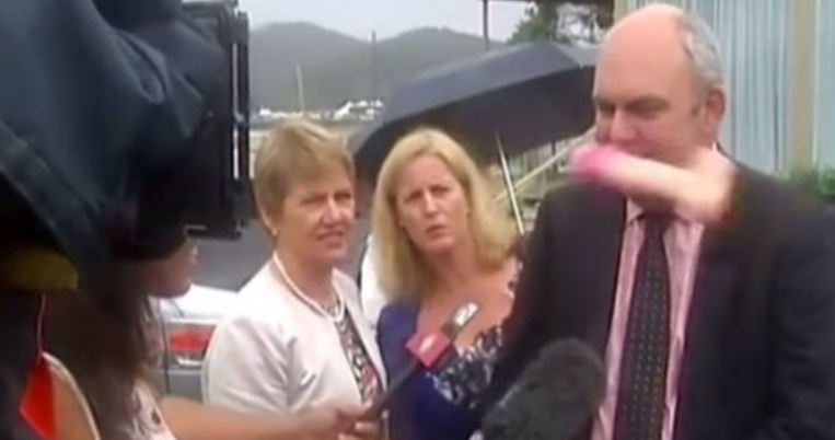 Πρωτότυπη διαμαρτυρία: Γυναίκα πέταξε δονητή σε Υπουργό