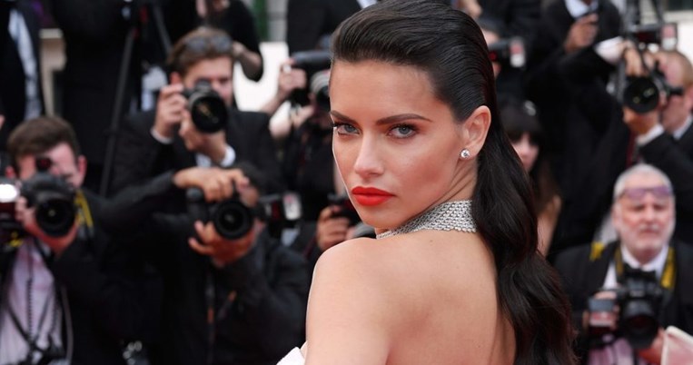 «Ας αλλάξουμε γαμώτο τον κόσμο». Η Αντριάνα Λίμα ανακοινώνει τον λόγο που δεν θα ξανακάνει γυμνό