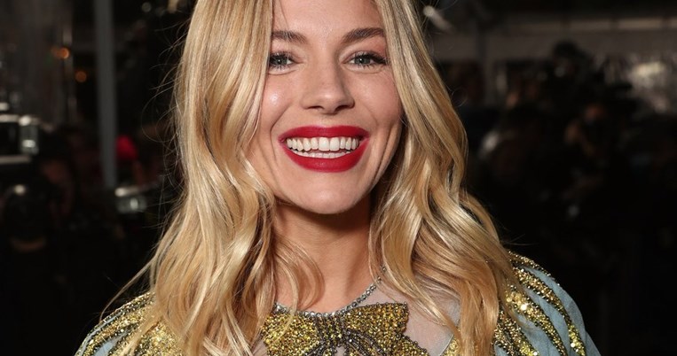 Ευχαριστούμε Σιένα Μίλερ που μας θύμισες αυτό το άνετο και οικονομικό στυλ smart παπουτσιών 