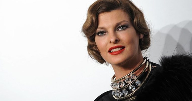 H Linda Evangelista έγινε γιαγιά στα 52 της και το ανακοίνωσε με την πιο τρυφερή ανάρτηση