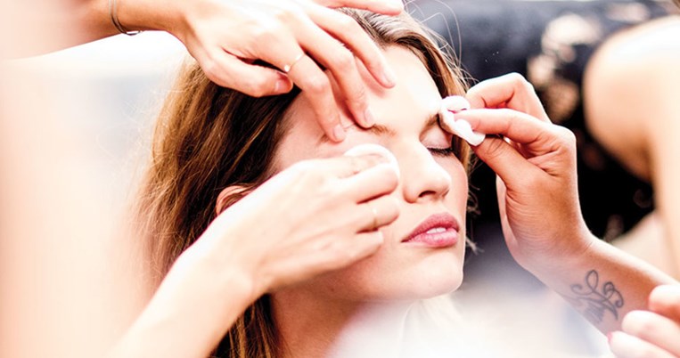 Ένας άντρας make up artist μας είπε το πολύτιμο υλικό που μπορείς να αναμείξεις με το foundation σου