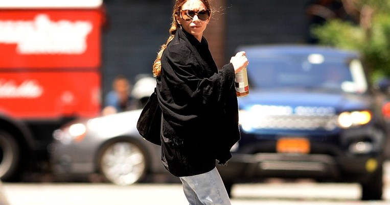 H Άσλεϊ Όλσεν φόρεσε το παλιομοδίτικο παπούτσι που πλέον κυκλοφορεί σε όλα τα πάρτυ