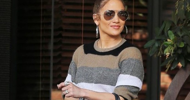 Μας μπέρδεψε όλους. Η Τζένιφερ Λόπεζ τι στο καλό φοράει; Φούστα ή παντελόνι;