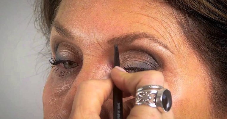 70 χρονών νέα: Η απόλυτη μεταμόρφωση μιας γυναίκας με τη δύναμη του μακιγιάζ