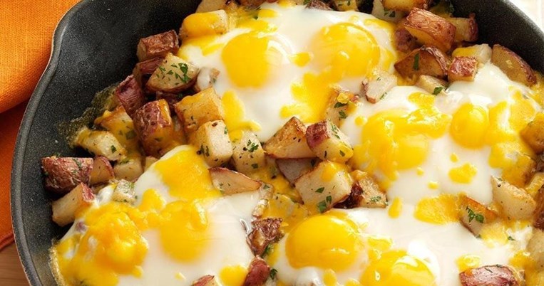 Αυγά μάτια στο φούρνο με πατάτες και τυρί. Το ίδιο λαχταριστά με το τηγάνι αλλά πιο light