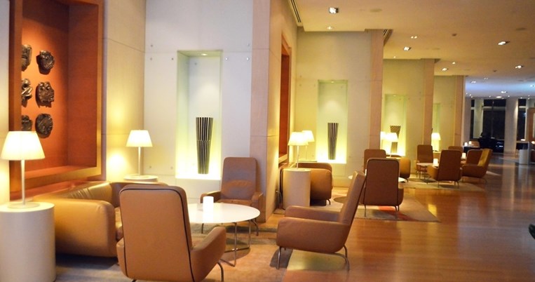 Ένα ιστορικό lounge bar της Αθήνας άνοιξε ξανά τις πόρτες του με μία συνεργασία-έκπληξη