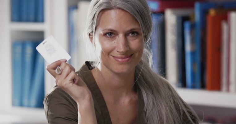 Mία στιλάτη editor της αγγλικής Vogue ανοίγει την μεγάλη τσάντα της και δείχνει τους θησαυρούς της