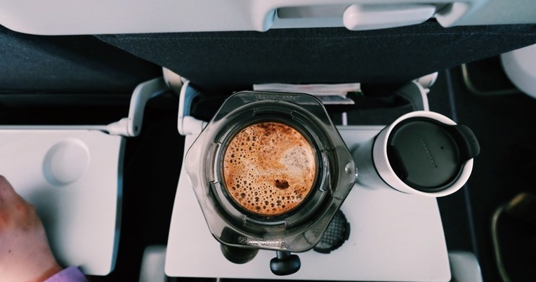 Mία αεροσυνοδός εξηγεί γιατί δεν πρέπει να ξαναπιείς ποτέ καφέ στο αεροπλάνο