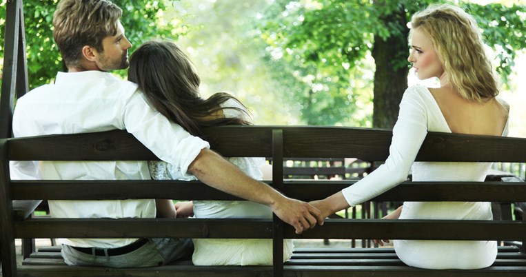 5 σκληρές αλήθειες που το «τρίτο πρόσωπο» σε μια σχέση πρέπει να γνωρίζει