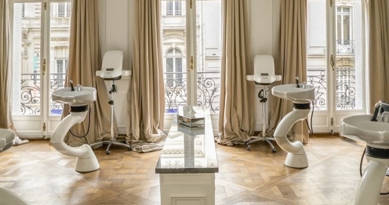 H πιο σικάτη μεταμόρφωση. Η αλλαγή μίας γυναίκας στο beauty salon του οίκου Balmain στο Παρίσι