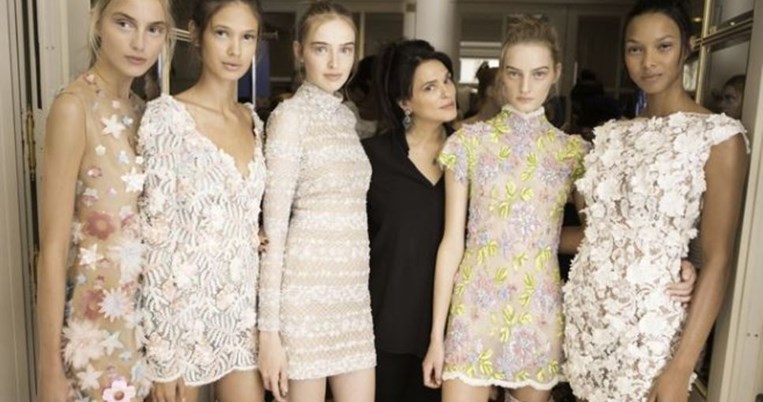 Όταν όλο το Παρίσι αποθέωσε τη Σίλια Κριθαριώτη σε μία ονειρική Haute Couture πασαρέλα 