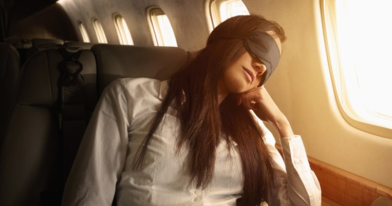 To λάθος που κάνουμε όλοι εν ώρα πτήσης και βλάπτει σοβαρά την υγεία της επιδερμίδας μας