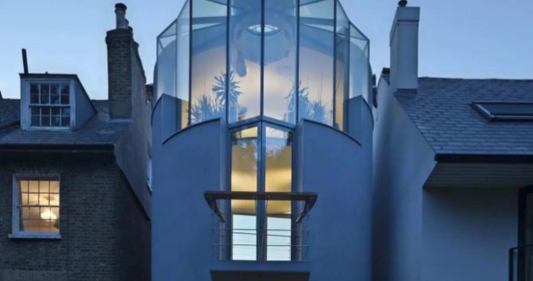 Ένα, γυάλινο σπίτι-μυστήριο στην καρδιά του Λονδίνου θέλει να αλλάξει την αισθητική της πόλης