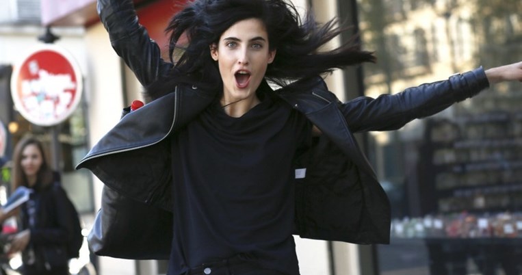 Ένα μοντέλο σου λέει πώς να ντυθείς σαν κι αυτήν. Με στιλπνή απλότητα 