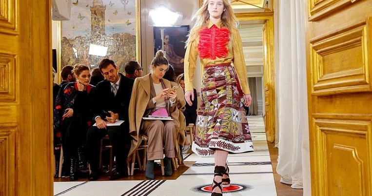 Ο οίκος Schiaparelli ζει ξανά μέρες «διαφωτισμού» με το σόου υψηλής ραπτικής στο Παρίσι